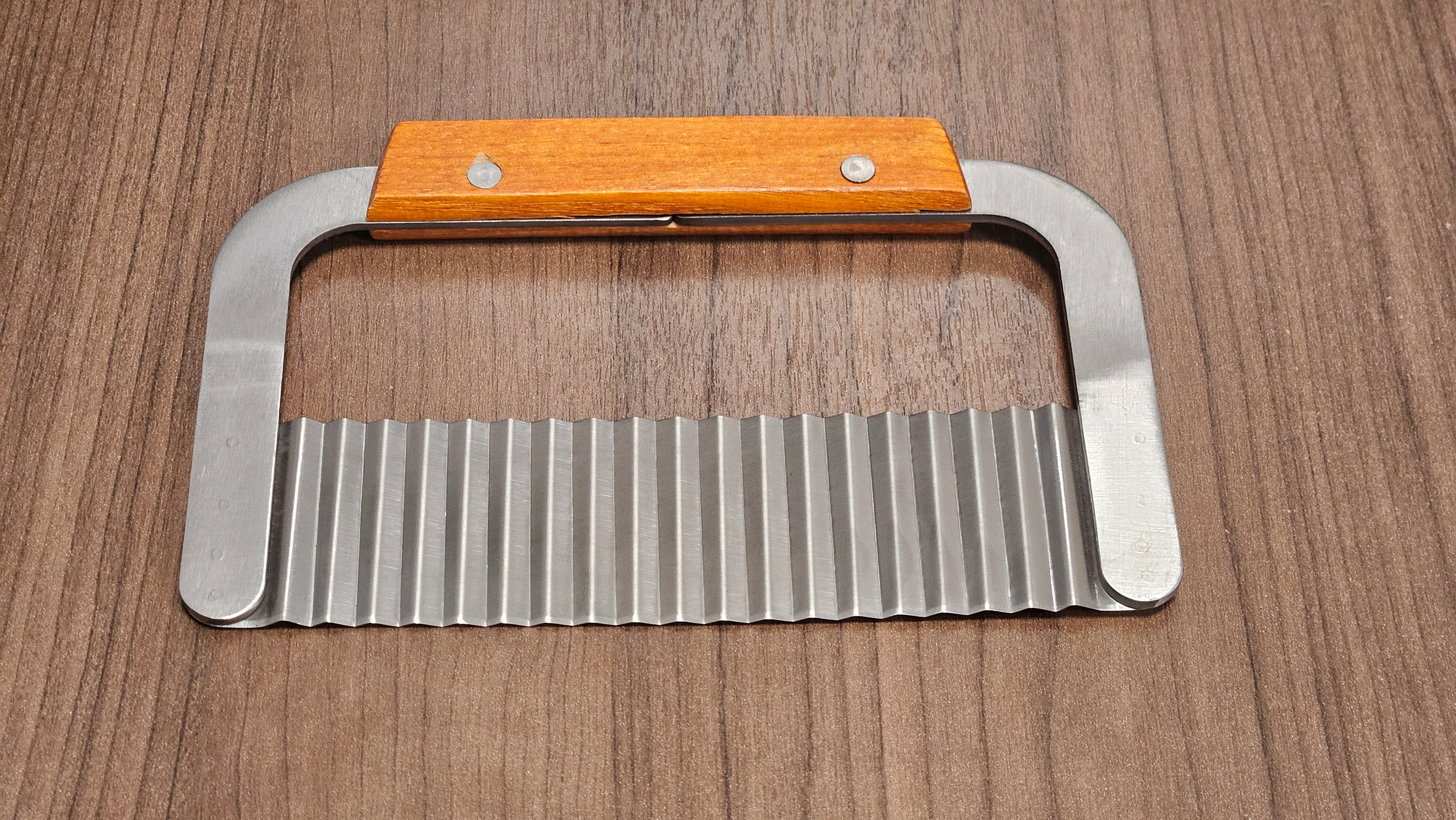 Stainless Steel Heavy Gauge Crinkle Edge Soap Cutter with Wooden Handle - Image 2